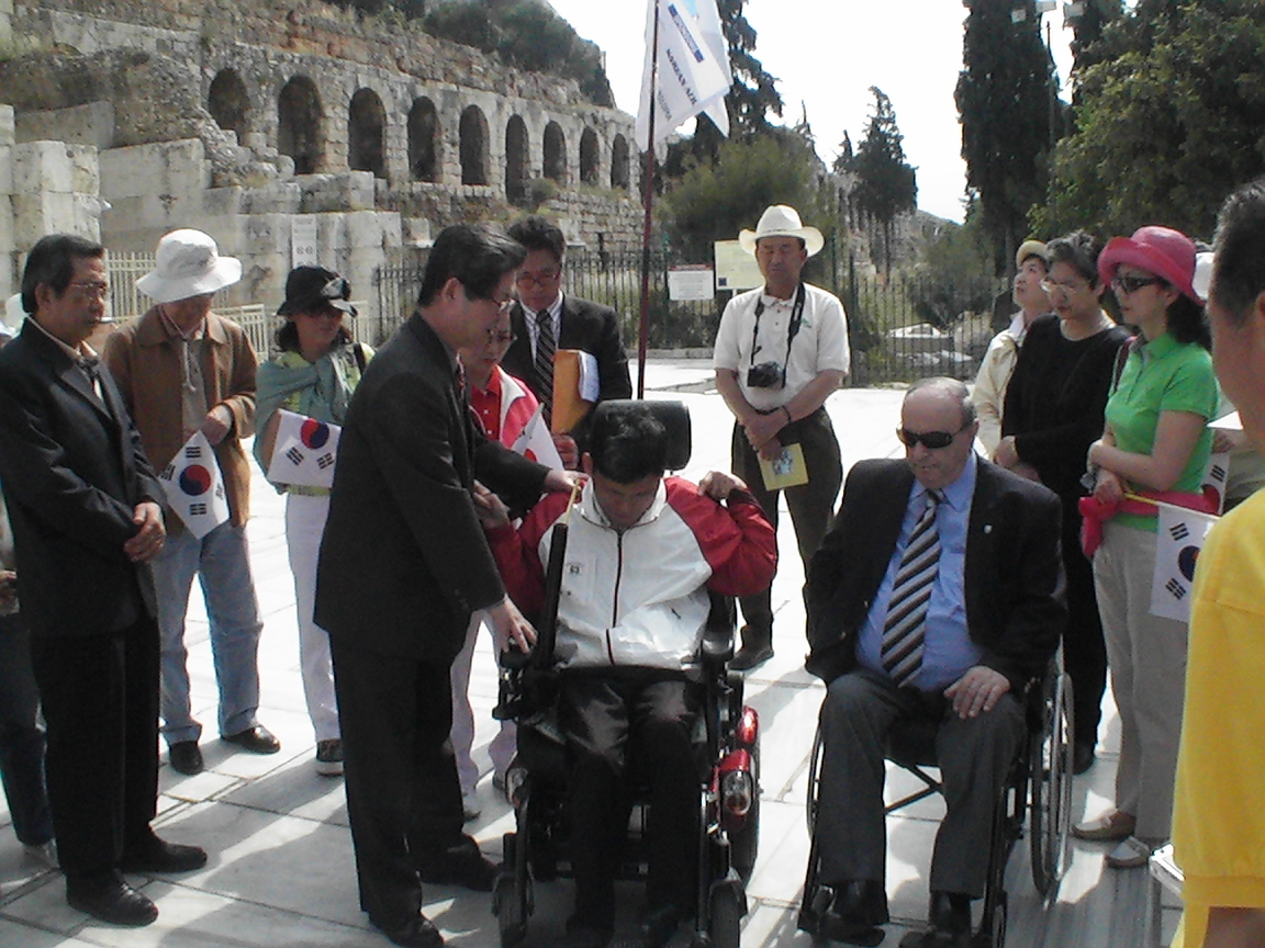 2006년 5월 10일 그리스 아폴로 신전극장앞에서 출발식과 기도 (1)